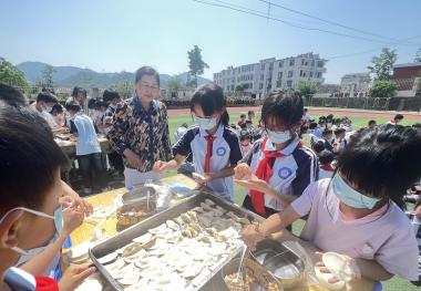 温泉辅导小学举办包饺子技能大赛